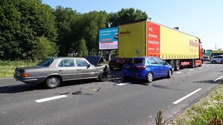 Twee auto's tegen vrachtwagen in Hoorn