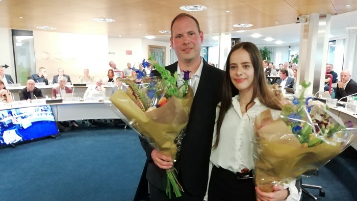 Nieuwe Raadscommissieleden voor het CDA Matthijs Koster en Anna Smit met bloemen