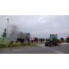 Boerenprotest: hooibalen en banden in brand in Zwaagdijk bij de Rijweg