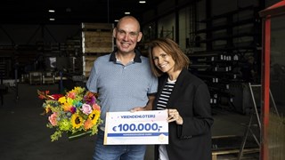 Arjen verrast door VriendenLoterij-ambassadeur Leontine Ruiters met 100.000 euro