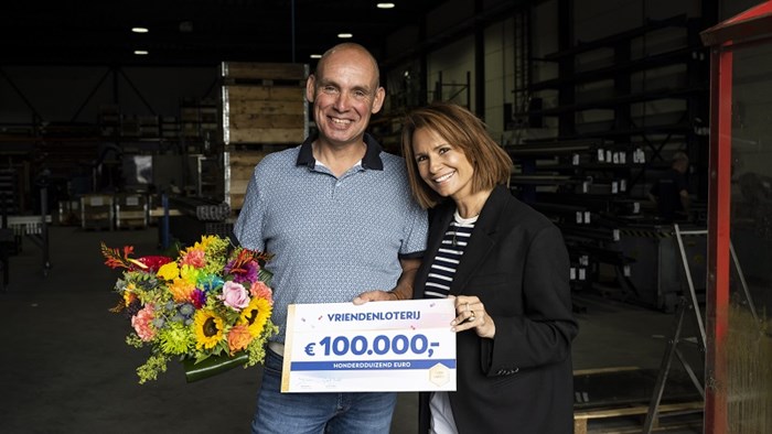 Arjen verrast door VriendenLoterij-ambassadeur Leontine Ruiters met 100.000 euro