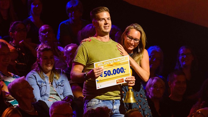 Rob wint 50.000 euro met de Gouden Bel in Postcode Loterij Miljoenenjacht
