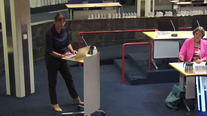 Wethouder Karin Hakhoff beantwoordt vragen over kwaliteitsimpuls Kersenboogerd