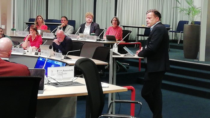 Wethouder Rene Assendelft beantwoordt vragen over afvalbakken bij evenementen