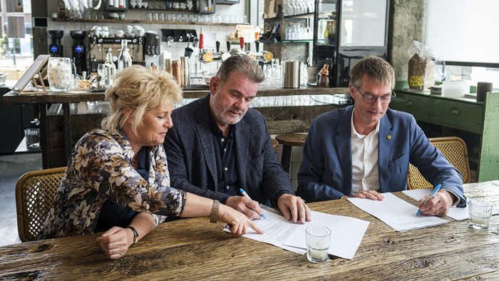 Hoogheemraad Klazien Hartog en wethouders Marcel ten Have en Win Bijman ondertekenen de overdracht van het beheer van stedelijk water