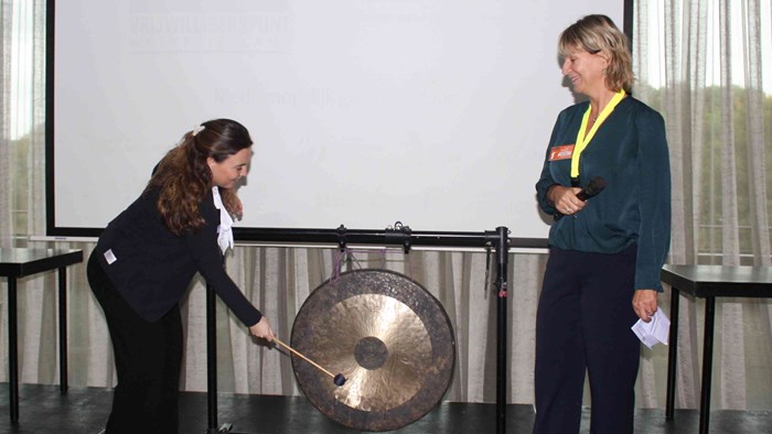 Tessa van der Valk en Miranda Zwart openen de Beurs met een gongslag