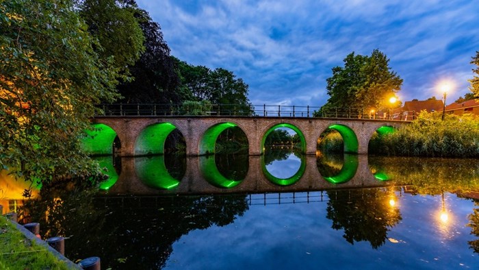 Oosterpoortbrug kleurt goen - Foto Benno Ellerbroek