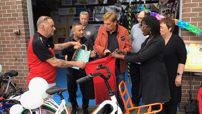Henny Huisman overhandigt duizendste fiets B