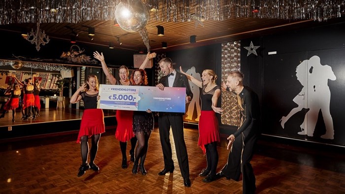 DSV Dance Impression verrast door VriendenLoterij met cheque van 5.000 euro