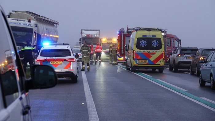 Botsing tussen automobilist en vrachtwagen op Markerwaarddijk (Enkhuizen, Lelystad)
