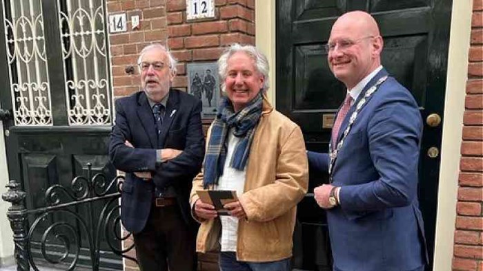 op de foto van liinks naar rechts Eddy Boom, voorzitter comite 40-45 Hoorn Bart Lankester, schrijver boek over Trien de Haan en burgemeester Nieuwenburg.