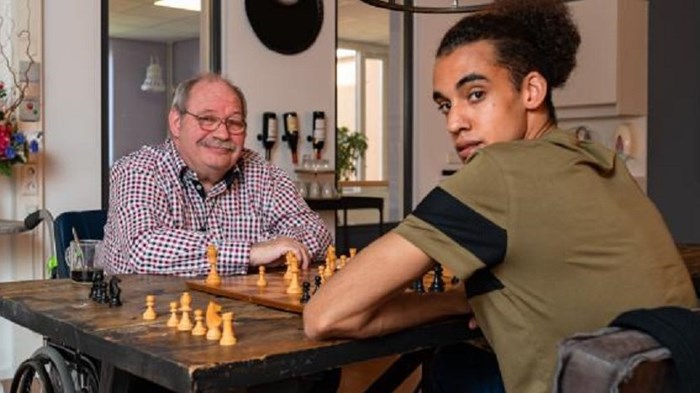 Jong en oud ontmoeten elkaar boven het schaakbord
