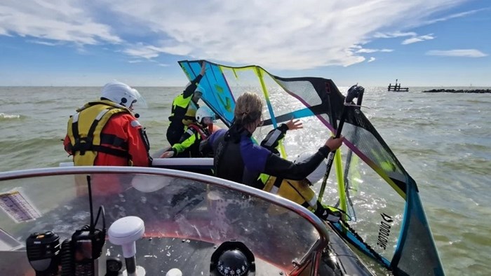 Aspirant redders redden windsurfer