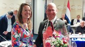 Nieuw commissielid Nadine Voor den Dag-Steen ontvangt felicitaties en bloemen