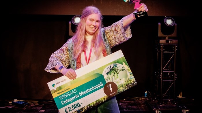 Tessa Sijm wint Young Impact Award categorie Maatschappij