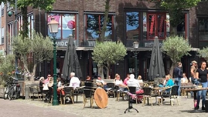 Roode Steen Hoorn bezette terrassen