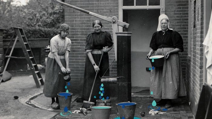 Campagnebeeld Waterwijs, Huizer vrouwen bij de pomp, Zuiderzeecollectie, 1930-1950