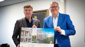 Hans Meurs (CEO VORM) en Arthur Helling (Wethouder Ruimtelijke Ordening gemeente Hoorn) na de ondertekening