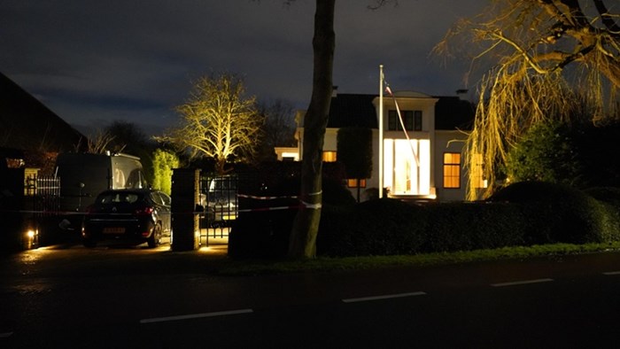 Politie hele avond bezig met sporenonderzoek bij overleden persoon in Schellinkhout