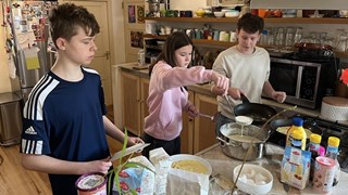 Drie leerlingen die pannenkoeken bakken bij Atelier 't 2de Plan