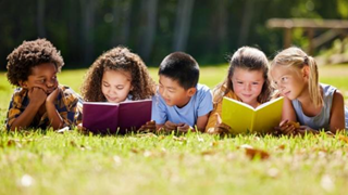 Bibliotheek kinderen lezen buiten