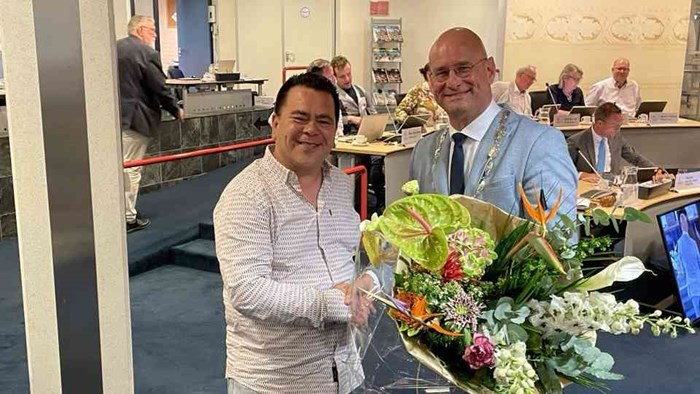 Nieuw Raadscommissielid voor de PvdA de heer Erik de Groot ontvangt bloemen van burgemeester Jan Nieuwenburg