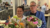 Nieuw Raadscommissielid voor de PvdA de heer Erik de Groot ontvangt bloemen van fractievoorzitter Arnold Wegner 